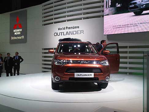 Mitsubishi Motors - Mitsubishi Outlander eco-friendly di ultima generazione al Geneva Motor Show 2012