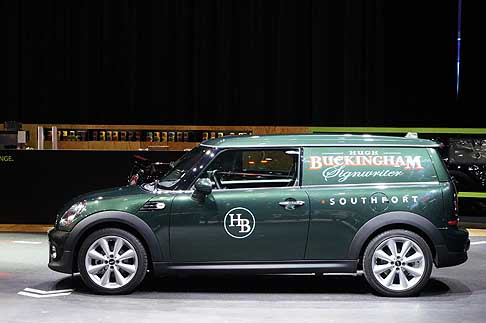 Mini - La MINI Clubvan Concept  riconoscibile per la verniciatura British Racing Green. Anche il tetto e i montanti C, nonch le calotte degli specchietti retrovisori esterni della vettura sono laccati tutti nella stessa tinta.