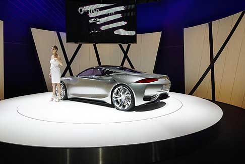 Infiniti - Infiniti Emerg E concept con 2 propulsori elettrici collocati centralmente