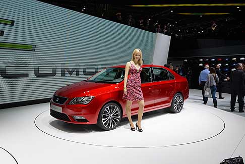 Seat - La Nuova Seat Toledo Concept affiancata da hostess nello stand Seat a Ginevra 2012