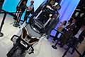 BMW Vision CE concept motocycle esposto in bella mostra al IAA Mobility di Monaco di Baviera in Germania. Scopri BMW Vision CE prototipo che si guida senza casco. Guarda le Foto!