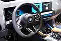 BMW X3 interni e volante vettura al IAA Mobility di Monaco di Baviera in Germania. Scopri gli interni della BMW X3 con motore termico. Guarda le Foto!