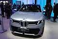 BMW iX3 anteriore presso IAA Mobility 2025 fiera di Monaco di Baviera in Germania. Scopri la nuova BMW iX3 elettrica. Ecco le foto!