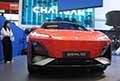 Changan Deepal S07 rossa calandra allIAA Mobiity 2025 Motor Show di Monaco di Baviera in Germania. Scopri il Suv cinese Changan Deepal S07. Non perdere le Foto Live di Automania.it!