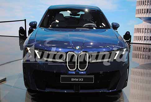 BMW e Volvo - BMW iX3 50 xDrive calandra allIAA Mobility 2025 a Monaco di Baviera. Scopri le foto esclusive di Automania!
