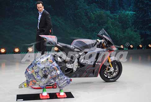 Ducati - Bike Concept Ducati V21L levoluzione delle celle ha consentito una riduzione delle fughe termiche ed un risparmio di peso del pacco batterie del prototipo V21L di 8,2 kg. Scopri le foto Esclusive di Automania.it!