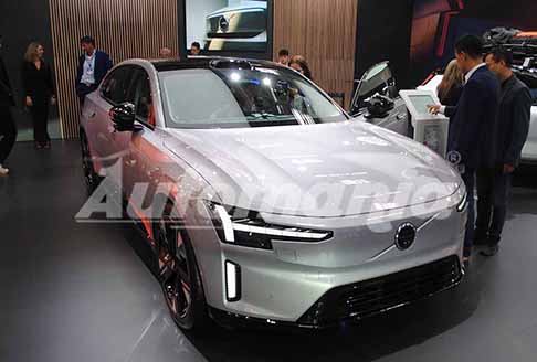 BMW e Volvo - Volvo ES90 berlina di lusso esposta allIAA Mobility 2025 a Monaco di Baviera. Guarda le foto Live di Automania!
