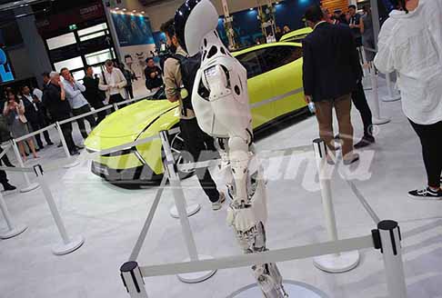 XPENG - XPENG Next P7 e Robot Iron esposti allIAA Mobility 2025 a Monaco di Baviera in Germany. Scopri la Supercar XPENG Next P7. Guarda le Foto esclusive!