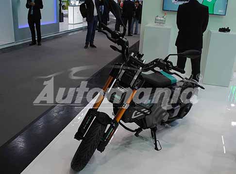 BMW - Moto BMW CE 02 elettrica al 100% la velocit massima  di circa 95 km/h per la versione da 11 kW, mentre la versione da 4 kW  limitata a 45 km/h. Scopri lo Scooter elettrico BMW CE 02. Guarda le foto!