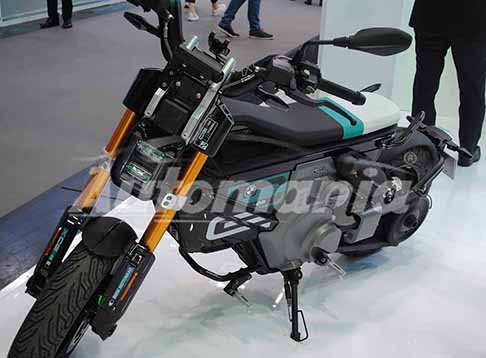BMW - BMW CE 02 bike elettrica si ricarica collegandola ad una presa di casa ed in circa 4 ore sei pronto a ripartire, se invece si opta per il caricatore rapido opzionale, bastano unora e mezzai. Guarda la Moto BMW CE 02. Scopri le foto by Automania!