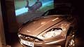 Aston Martin DBS incidentata e schena del di Film 007 al Museo Bond in Motion di Londra