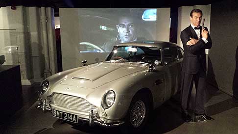 Film 007 James Bond - Aston Martin DB5 di James Bond 007 esposta al Museo di Londra