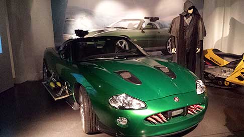 Film 007 James Bond - Spettacolare Jaguar armata di missili di 007 James Bond esposta al Museo di Londra