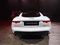 Jaguar F-Type Coup bianca la vettura  moderna e tutti i virtuosismi stilistici sono ben visibili