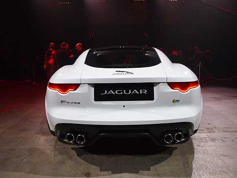 Jaguar - Jaguar F-Type Coup bianca la vettura  moderna e tutti i virtuosismi stilistici sono ben visibili