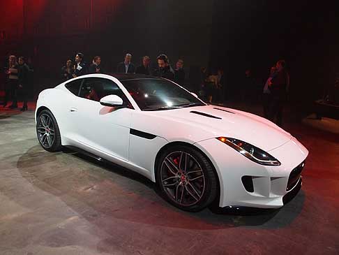 Jaguar - Jaguar F-Type Coup le motorizzazioni sono sovralimentate: V6 e V8 con potenze di 340 CV e 550 CV della versione R