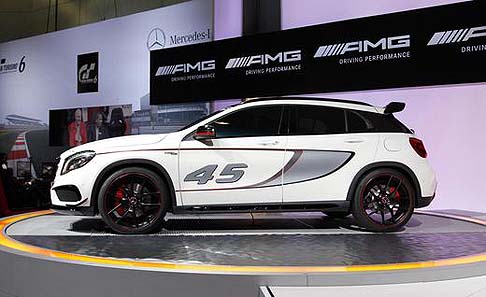 Mercedes-Benz - Le prestazioni dichiarate indicano uno scatto da 0 a 100 km/h in circa secondi.