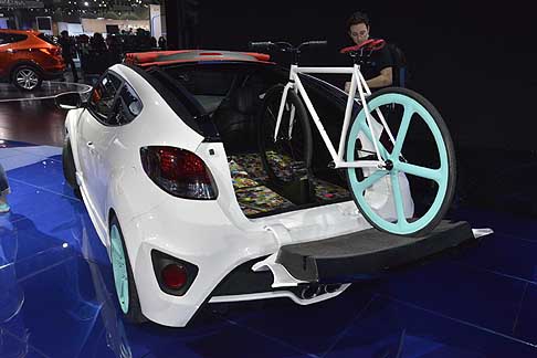 Hyundai - Veloster C3 Roll Toped concept car che si caratterizza per particolare tetto apribile automatico che la scoperchia fino al lunotto