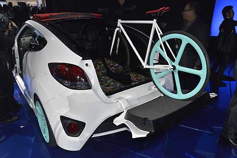 Hyundai - Veloster C3 Roll Toped concept con particolare tetto apribile automatico che la scoperchia fino al lunotto con attacco porta bike