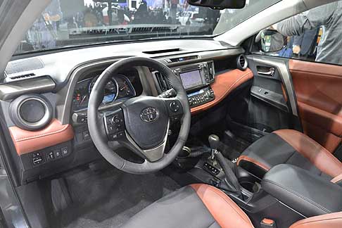 Toyota - Presentata in anteprima mondiale al Salone di Los Angeles la quarta generazione della Toyota RAV4, il SUV di rottura con le linee stilistiche precedenti
