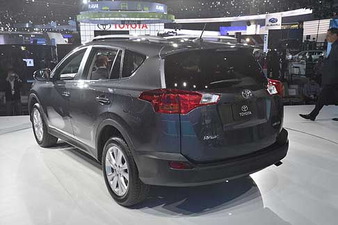 Toyota - Anteprima mondiale per il Toyota RAV4, SUV con abitacolo completamente ridisegnato a favore dello spazio