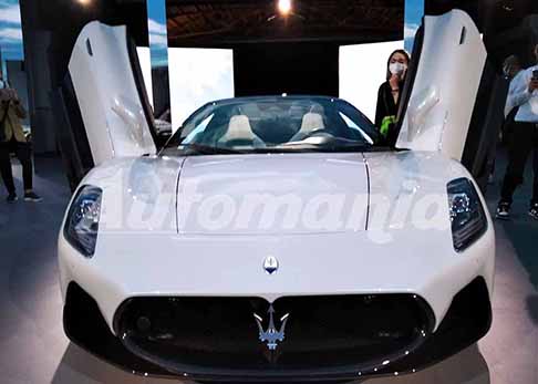 Maserati - Maserati MC 20 Cielo con portiere Butterfly aperte in world premiere al Motor Valley Fest 2022 allo stabilimento di Modena