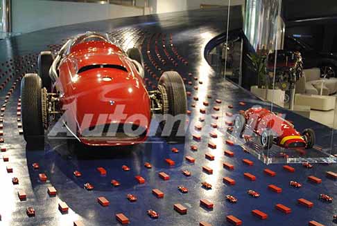Maserati - Maserati 250F vince con Juan Manuel Fangio il modiale F1 del 1954 e del 1957 esposta allo Showromm Maserati di Modena