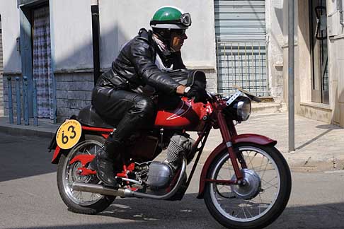 Milano Taranto 2015 - Moto Guzzi Stornello 125cc biker Zambon Giovanni di Bassano del Grappa (VI)