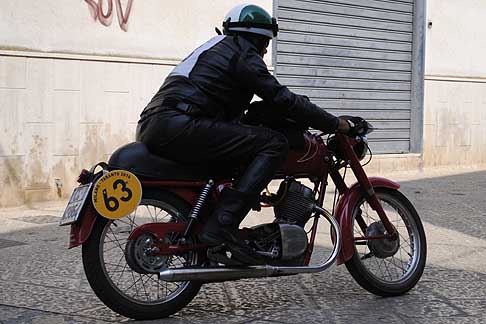 Milano Taranto 2015 - Moto Guzzi Stornello 125cc biker Zambon Giovanni centro storico Acquaviva delle Fonti