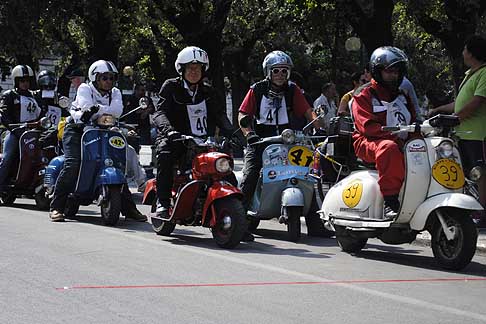 Milano Taranto 2015 - Innocenti Lambretta LI Mancini Adriano primo a partire Classe Scooter