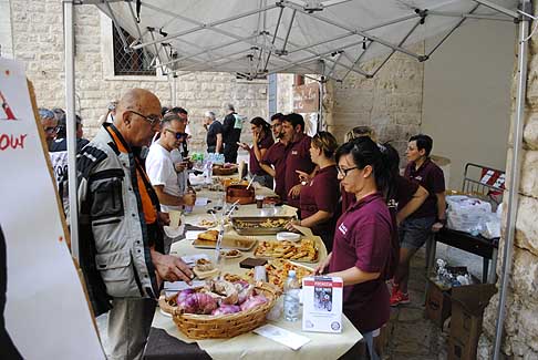 Milano Taranto 2015 - Atmosfera buff per i concorrenti con piatti ticipi della cipolla rossa di Acqauviva delle Fonti