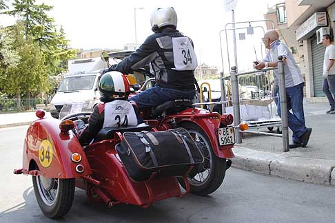 Milano Taranto 2015 - Sidecar Guzzi V7 Speciale 750cc biker Krebs Andreas passegero Mangarelli Erika giunti terzi nella categoria Sidecar