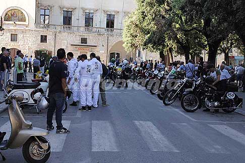 Milano Taranto 2016 - Arrivo equipaggi Milano Taranto 2016 in Piazza Vittorio Emanuele ad Acquaviva delle Fonti - Bari