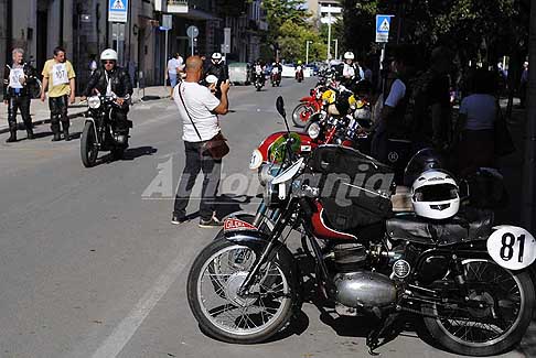 Rievocazione storica moto storiche - Atmosfere Milano Taranto 2016 in Pizza Garibaldi, sasta di Acquaviva delle Fonti - Bari