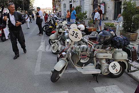 Rievocazione storica moto storiche - Atmosfere Pizza Vottorio Emanuele Acquaviva delle fonti moto Lambrette alla Milano Taranto 2016