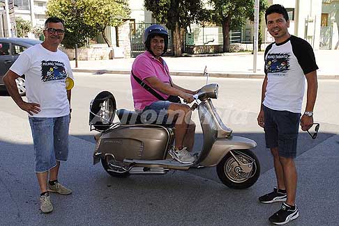 Milano Taranto 2016 - Lambretta Innocenti Gorlden Special 150cc del 1964 e staff sicurezza stradale Milano Taranto tappa di Acquaviva delle Fonti