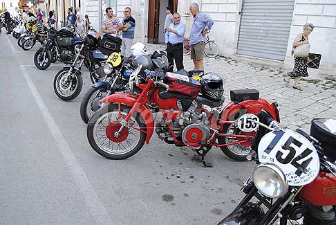 Rievocazione storica moto storiche - MiTa moto storiche parcheggiate in Piazza Vittorio Emanuele ad Acquaviva delle Fonti alla 30^ Milano Taranto