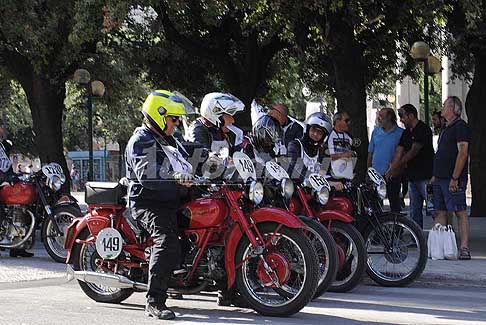 Rievocazione storica moto storiche - Schieramento ripartenza Classe 500cc e oltre alla Milano Taranto 2016
