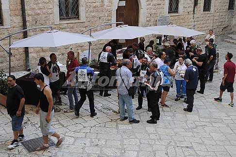 Milano Taranto 2016 - Atmosfere degustazione per gli equipaggi atrio comunale di Acquaviva delle Fonti tappa Milano Taranto 2016