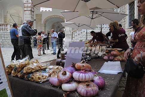 Milano Taranto 2016 - Cipolla Rossa di Acquaviva e degustazione offerta dalla Pro Loco locale atrio comunale per la Milano Taranto 2016 tappa di Acquaviva delle Fonti