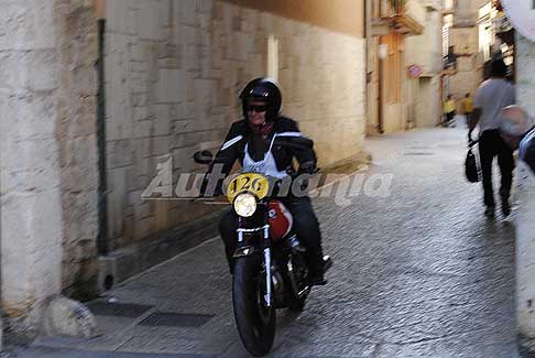 Rievocazione storica moto storiche - Moto Guzzi V35 350cc biker Mulders Katrim della Germania alla Milano Taranto 2016