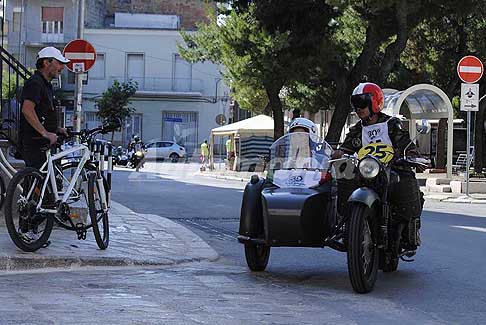 Rievocazione storica moto storiche - Sidecar KMZ K750 cilindrata 750cc del 1960 equipaggio il duo Giancarlo Laudonia e Alessandra Fantozzi terzi categoria sport Classe Sidecar alla Milano Taranto 2016