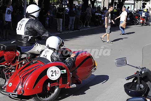 Milano Taranto 2016 - Sidecar Guzzi GTW 500c del 1949 driver Bussolino Luigi passegero Operti Luisa per la Milano Taranto 2016 tappa di Acquaviva delle Fonti