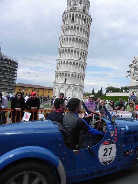 Mille Miglia a Pisa - BNC 527 Monza equipaggio italiano Murru Giovanni Luca e Destro Cartaniti Massi alle Mille Miglia 2014 passaggio sotto la Torre di Pisa