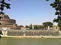 Castel SantAngelo e la tribuna Mille Miglia sulle rive del tevere a Roma 