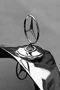 Simbolo della Mercedes-Benz su auto storica