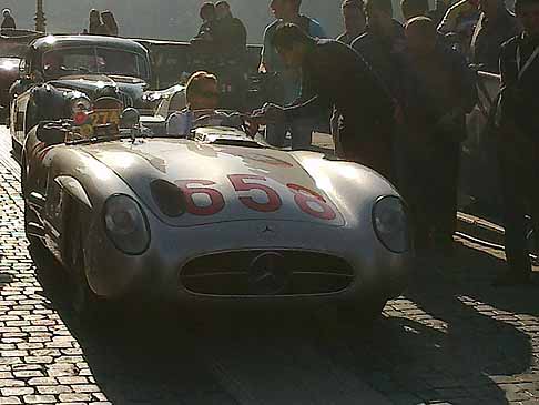 Mercedes-Benz - Preparativi per la partenza da Roma con lauto sotica di Hakkinen e Fangio