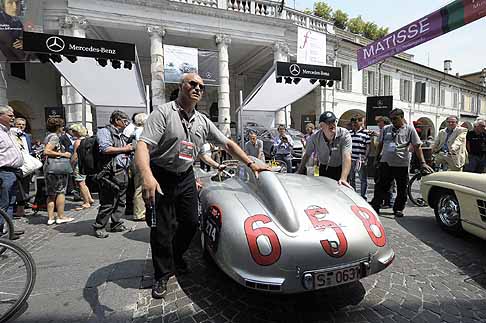 Mercedes-Benz - Mercedes-Benz 300 SLR con pilota Mika Hkkinen