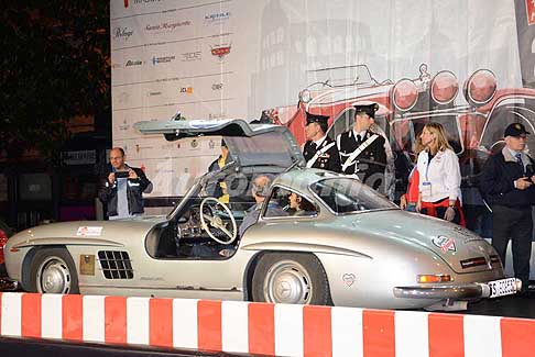 Freccia Rossa Roma - Mercedes ali di gabbiano in paserella a Roma per le Mille Miglia 2016