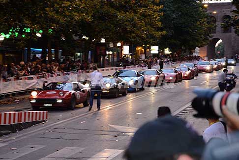 Freccia Rossa Roma - Mille Miglia 2016 sfilata del Ferrari Tribute nella paserella di Roma